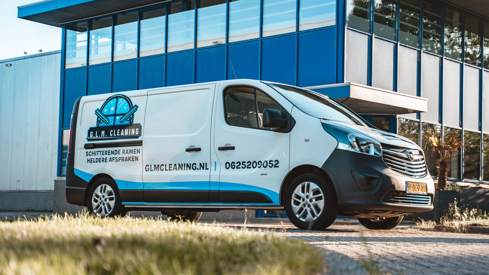 De bus van G.L.M. Cleaning voor een bedrijfspand